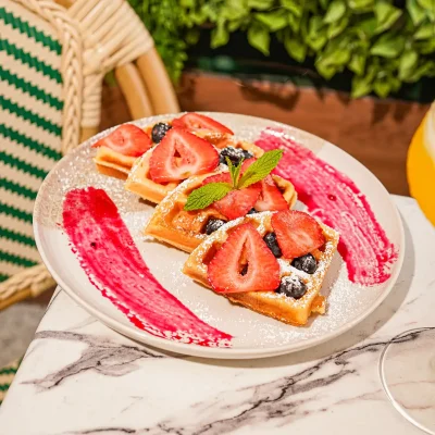 garden-house-restaurant-waffle-with-fruit